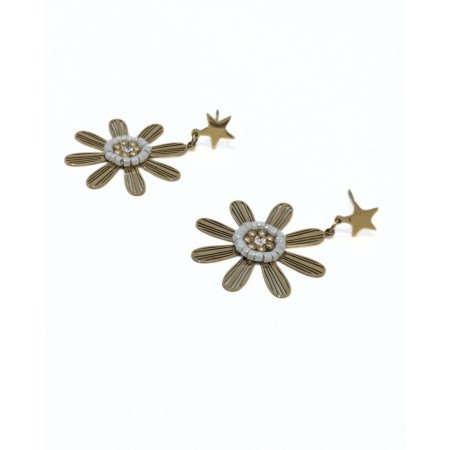 Boucles d'oreilles femme fleur filigrane dorée étoilée perlée blanc