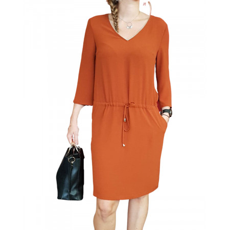 Robe rouille manches ¾ dos et col V liseré doré