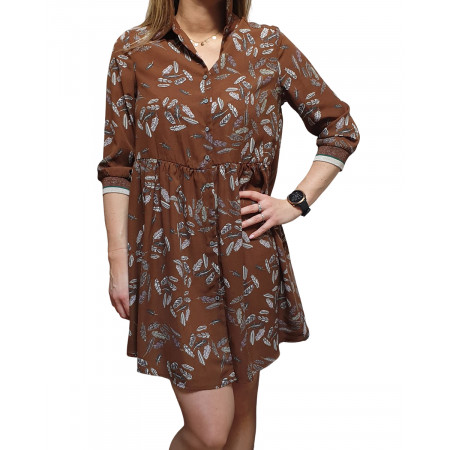 Robe chemise marron à plumes blanches vertes et mauves