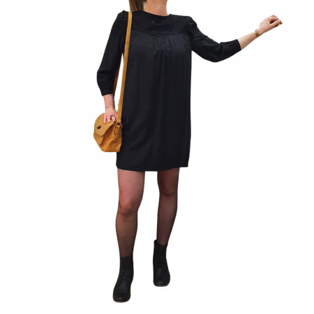 Robe noire empiècement brodé