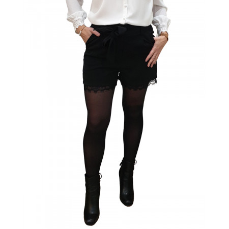 Short fluide noir bord dentelle et ceinture nouée