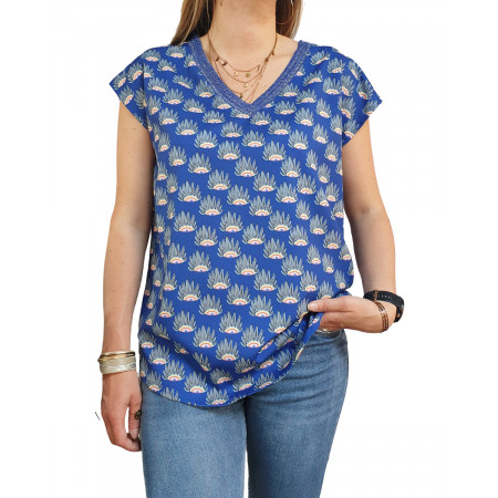 Blouse grande taille bleu roi motifs à plumes multicolores