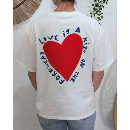 T-Shirt femme blanc coeur rouge Love is a kiss