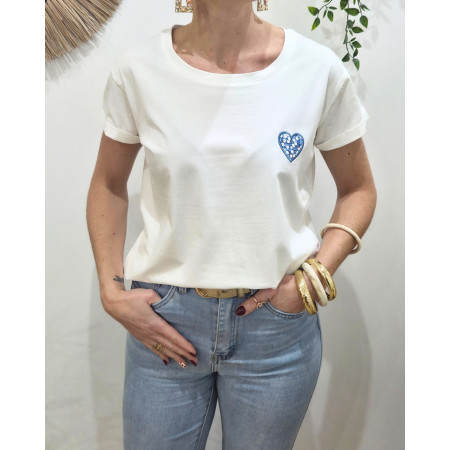 T-shirt femme blanc coeur brodé bleu fleurs blanches et roses